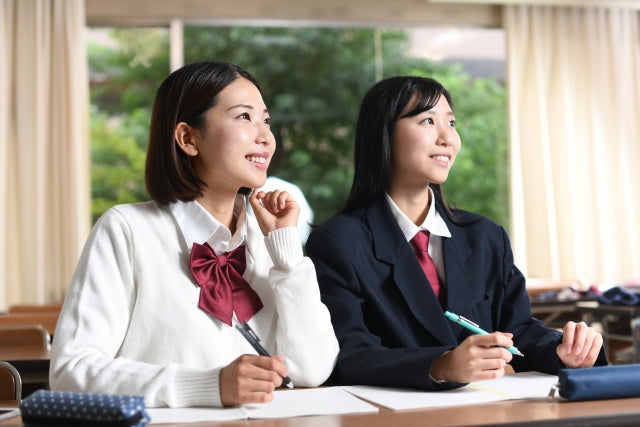 テカリ、擦り切れ、色褪せ。日々の着用で傷んだ制服を復活させるプロのメンテナンス修理